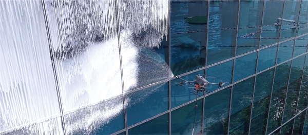 闪耀CCE清洁展，万勋科技以全球旗舰级空中清洗机器人与头部新生态赋能行业变革 