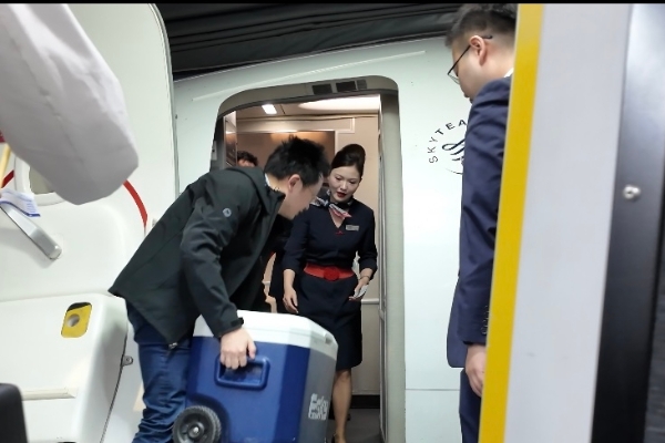 东航员工捐七件器官续航新生 同事护航“心跳”航班 