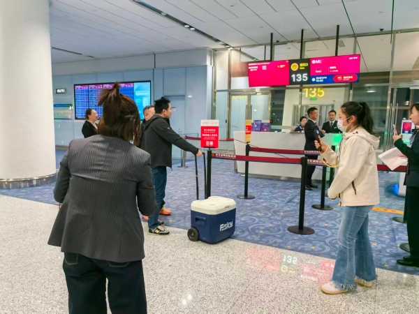 东航员工捐七件器官续航新生 同事护航“心跳”航班 