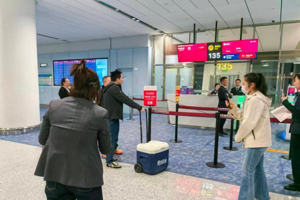 东航员工捐七件器官续航新生 同事护航“心跳”航班 