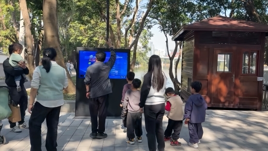 洪湖公园上新！C-Life数智运动一体机，解锁户外AI运动新玩法 