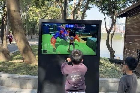 洪湖公园上新！C-Life数智运动一体机，解锁户外AI运动新玩法 