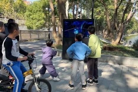 洪湖公园上新！C-Life数智运动一体机，解锁户外AI运动新玩法 