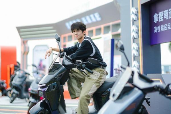 总有一款是你的“极智拍档”！雅迪为你解锁三种“懂你的出行方式” 