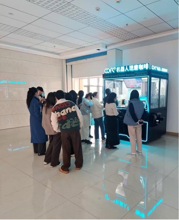 屡获国际大奖的全球第一咖啡机器人COFE+登陆南昌市委党校 