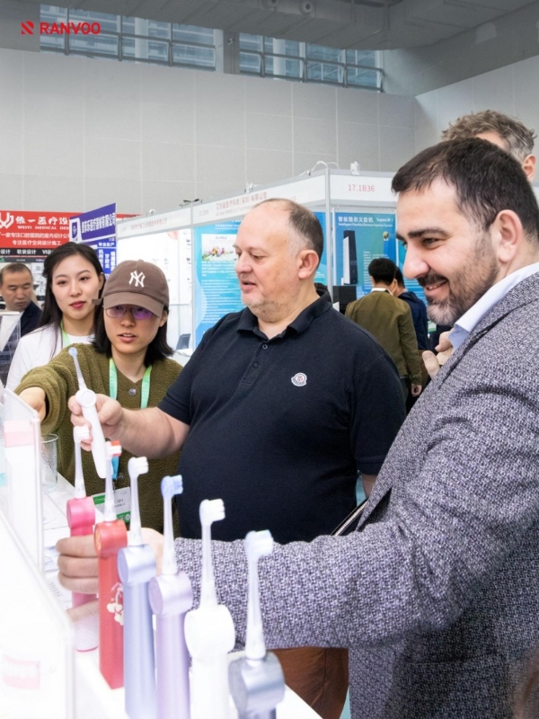 锐舞气泡电动牙刷亮相华南口腔展，喷气技术引发专业牙医群体关注 