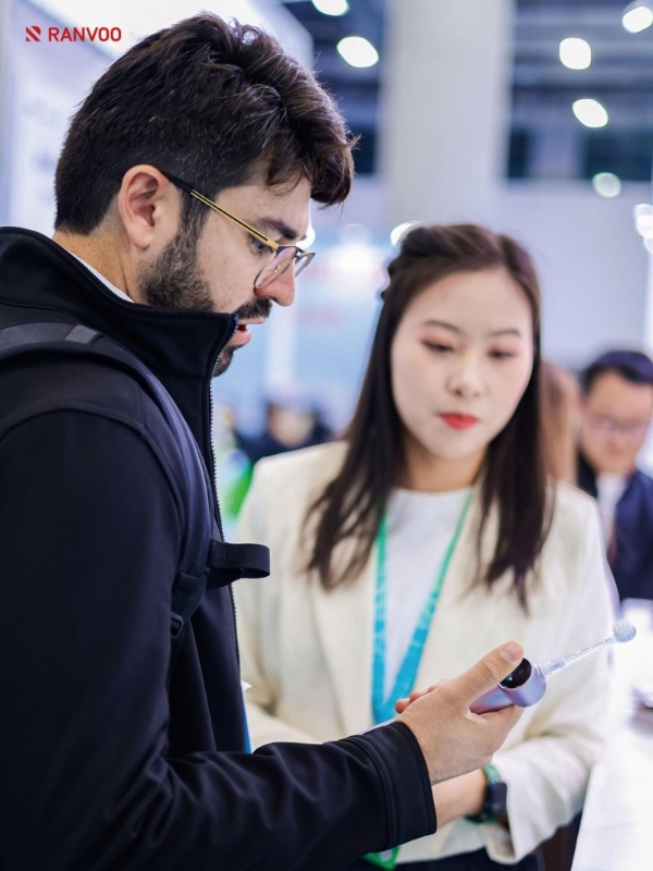 锐舞气泡电动牙刷亮相华南口腔展，喷气技术引发专业牙医群体关注 