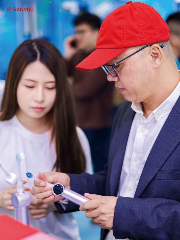 锐舞气泡电动牙刷亮相华南口腔展，喷气技术引发专业牙医群体关注 
