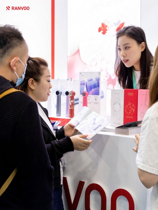 锐舞气泡电动牙刷亮相华南口腔展，喷气技术引发专业牙医群体关注 