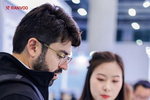 锐舞气泡电动牙刷亮相华南口腔展，喷气技术引发专业牙医群体关注 