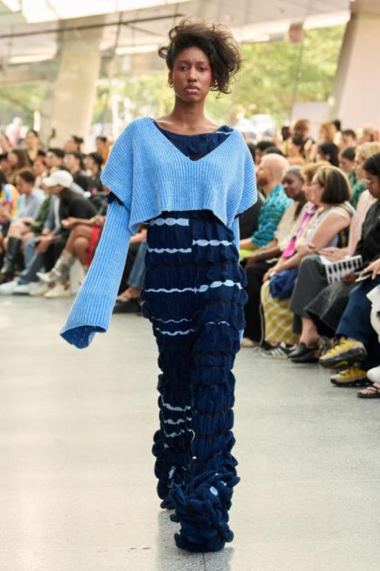 从乡愁的肌理到疗愈的针脚：设计师严可嘉的针织艺术 