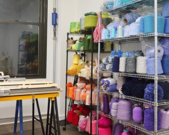 从乡愁的肌理到疗愈的针脚：设计师严可嘉的针织艺术 