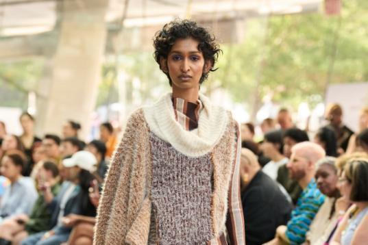 从乡愁的肌理到疗愈的针脚：设计师严可嘉的针织艺术 