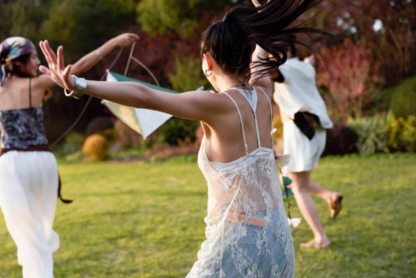 谁在定义我们怎么穿？爱慕开启了一件衣橱“配角”的逆袭 