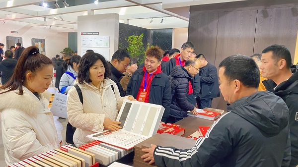 鹏鸿板材石家庄郑州双城首发，茶香板与传奇系列引爆关注 