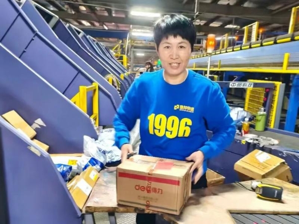 把平凡做成极致，德邦快递女员工用实干托举大件物流承诺 