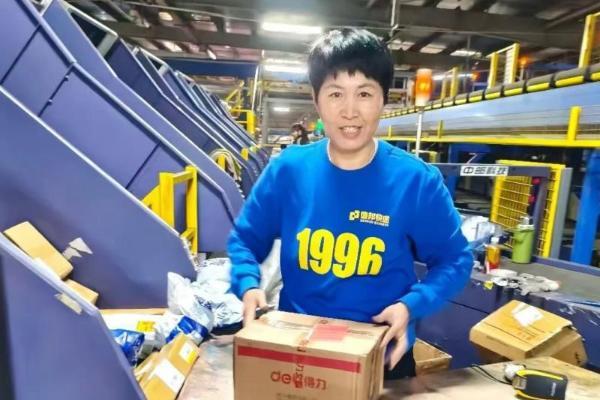 把平凡做成极致，德邦快递女员工用实干托举大件物流承诺 