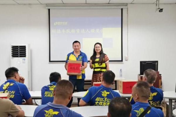 把平凡做成极致，德邦快递女员工用实干托举大件物流承诺 