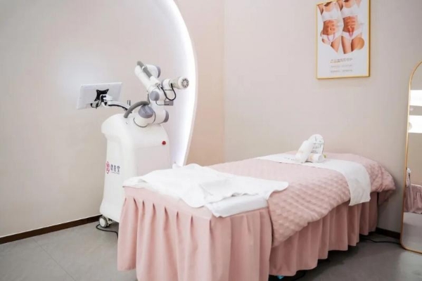 糖果妈咪引入首台AI智能产康机器人，开启产康“人机共护”新阶段