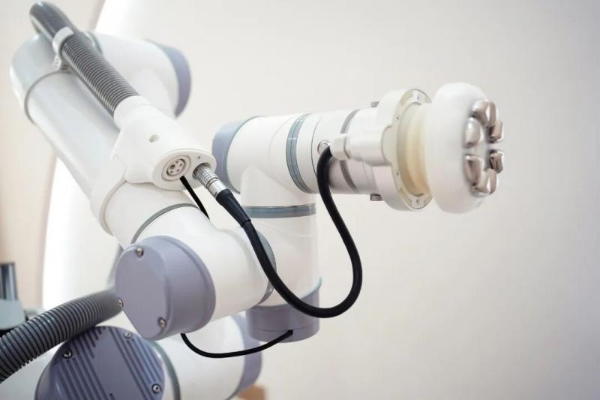 糖果妈咪引入首台AI智能产康机器人，开启产康“人机共护”新阶段