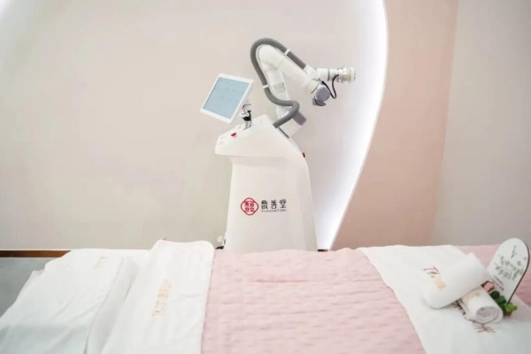 糖果妈咪引入首台AI智能产康机器人，开启产康“人机共护”新阶段