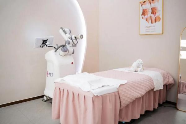 糖果妈咪引入首台AI智能产康机器人，开启产康“人机共护”新阶段