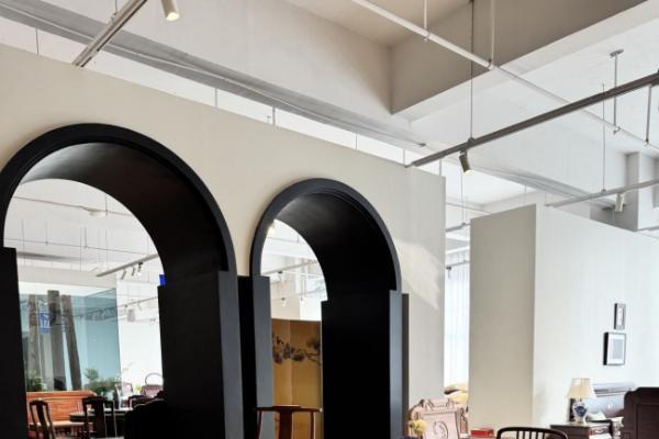 九年蝶变：深哥家具的时间刻度与行业高度 