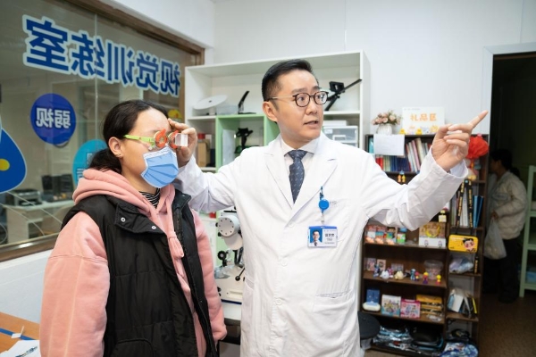 斜视引发复视？广州爱尔眼科蓝卫忠用功能性眼镜，破儿童重影难题 