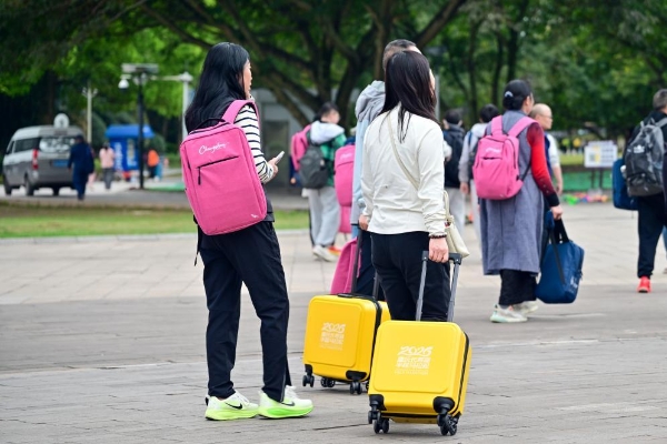 百斤寿湖红橙送冠军！2026重庆长寿湖半程马拉松燃情起跑，“橙”意十足！ 