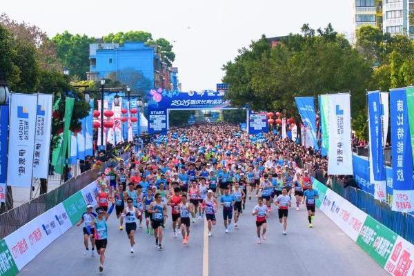 百斤寿湖红橙送冠军！2026重庆长寿湖半程马拉松燃情起跑，“橙”意十足！ 