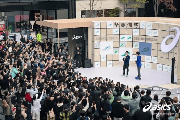 以专业作答跑者需求 亚瑟士跑鞋方程式解锁赛季新境，特邀品牌大使钟汉良及签约运动员李芷萱，共同揭幕“自得其道”跑者快闪空间 