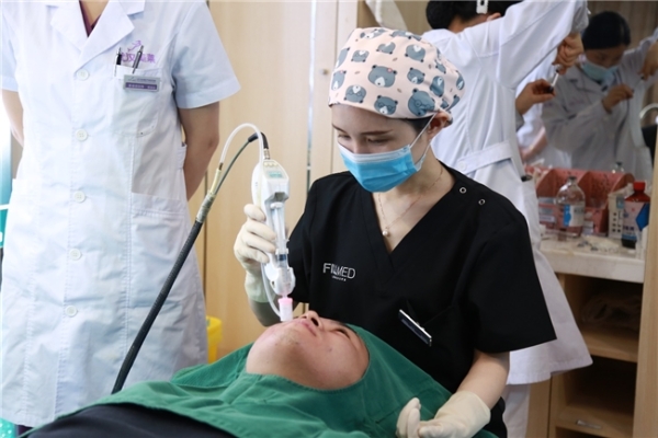 武汉美莱黄竞男主任：以光电为笔，绘就肌肤透亮之美 