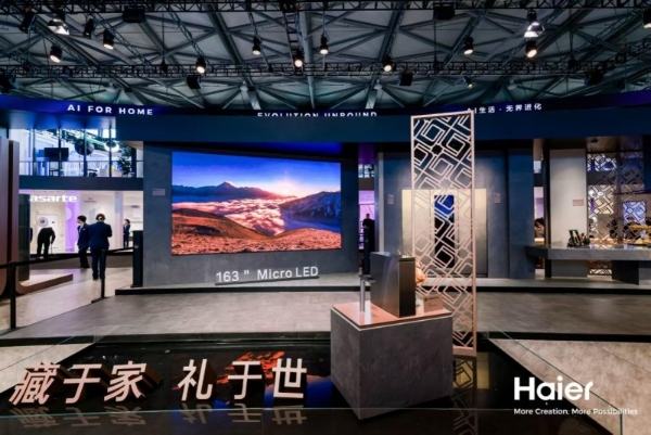 开创中国式客厅巅峰新物种，卡萨帝107"21:9 AI全画幅智家屏惊艳AWE 