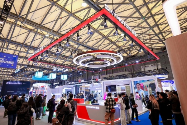 从“工具”到“伙伴”：首驱科技具身化智能产品亮相AWE2026，开启出行机器人时代 