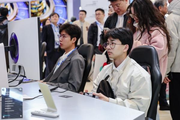 海信显示器旗舰矩阵亮相AWE2026，旗舰电视同源技术圈粉全场 