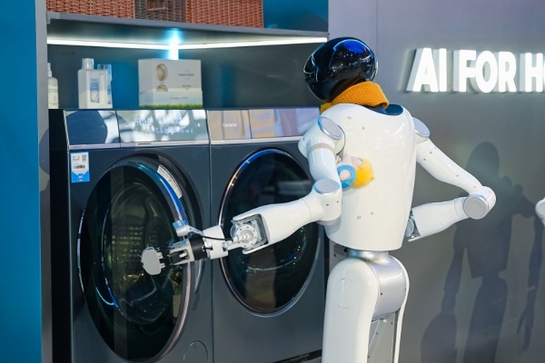 海尔发布全自研家庭机器人矩阵，直指无人家务 