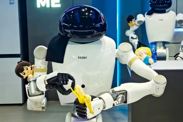 海尔发布全自研家庭机器人矩阵，直指无人家务 