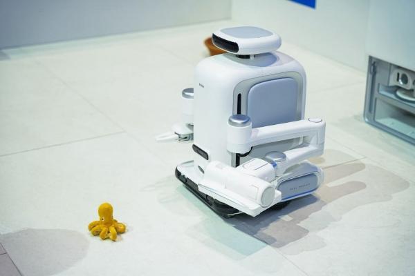 海尔发布全自研家庭机器人矩阵，直指无人家务 