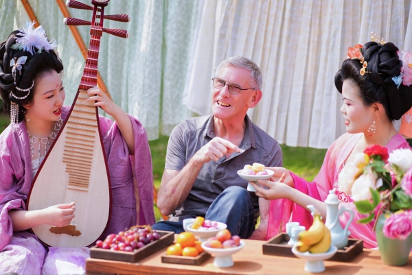  花融古村 文旅共生——华侨城甘坑古镇以三角梅激活湾区文旅新活力 