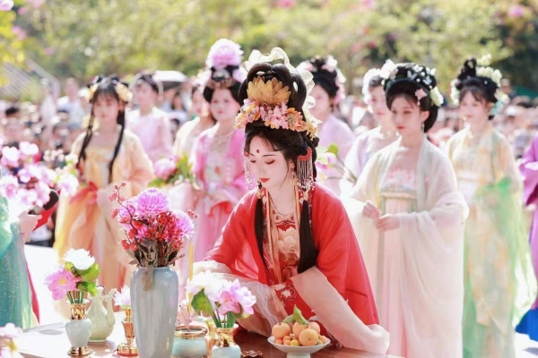  花融古村 文旅共生——华侨城甘坑古镇以三角梅激活湾区文旅新活力 