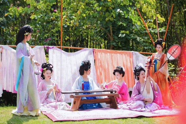  花融古村 文旅共生——华侨城甘坑古镇以三角梅激活湾区文旅新活力 