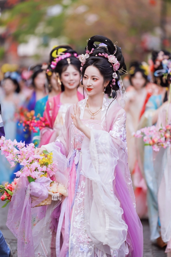  花融古村 文旅共生——华侨城甘坑古镇以三角梅激活湾区文旅新活力 