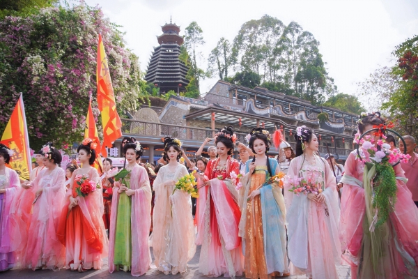  花融古村 文旅共生——华侨城甘坑古镇以三角梅激活湾区文旅新活力 