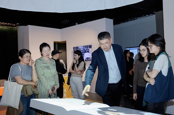 深圳艺术周｜“两个AI”大展暨DIA湾区智造论坛启幕 