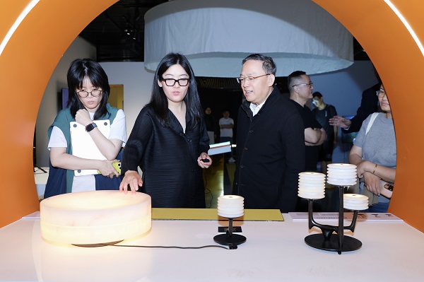 深圳艺术周｜“两个AI”大展暨DIA湾区智造论坛启幕 