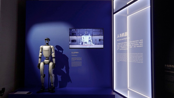 深圳艺术周｜“两个AI”大展暨DIA湾区智造论坛启幕 