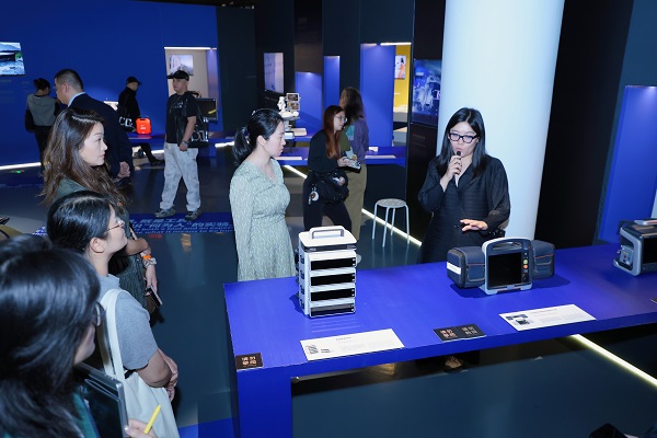 深圳艺术周｜“两个AI”大展暨DIA湾区智造论坛启幕 