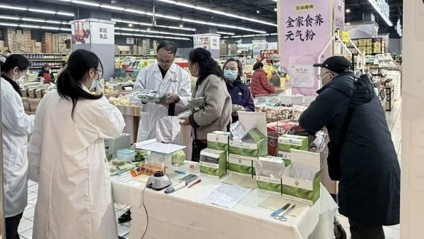 苏果超市连续多年开展“你点我检”活动，让食品安全触手可及 