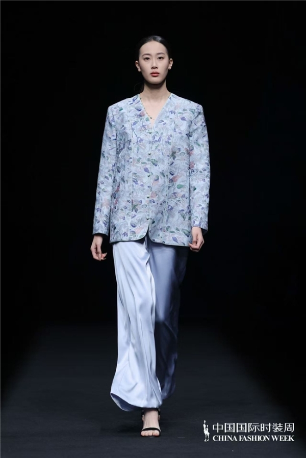 瓅锦LI JIN「驰观」大秀耀目中国国际时装周：纱罗织锦织就时尚新生 