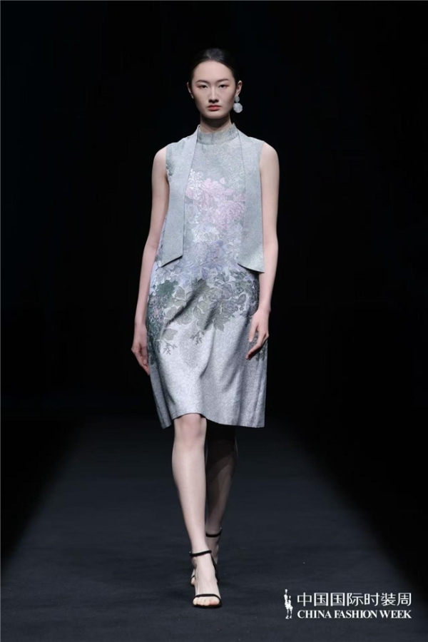 瓅锦LI JIN「驰观」大秀耀目中国国际时装周：纱罗织锦织就时尚新生 